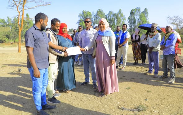 በሳንኩራ ወረዳ በማህበር ተደራጅተው የሚጠበቅባቸውን መስፈርት ማሟላት ለቻሉ 03 ማህበራት መሬት ተላለፈ